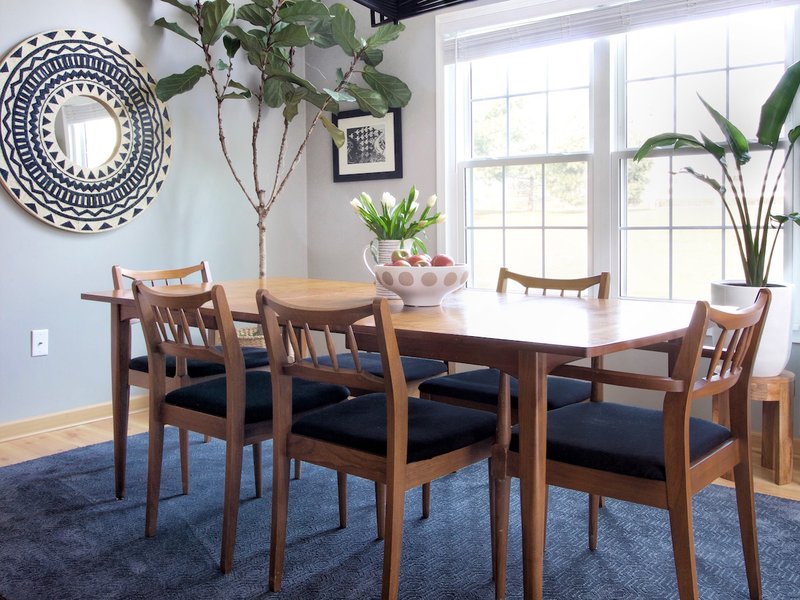 Blue rug under modern dining room table